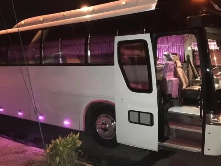 Autobús del servicio para grupos grandes
