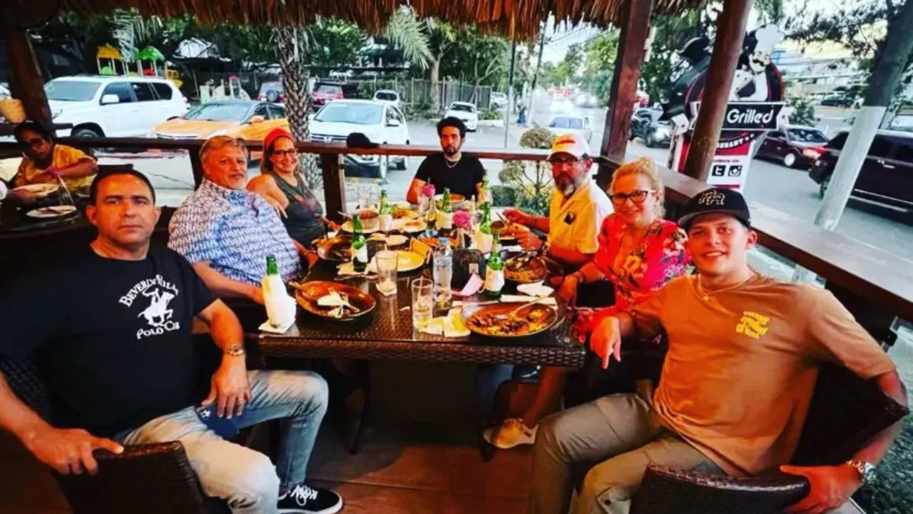 Grupo de clientes compartiendo en un restaurante durante un tour