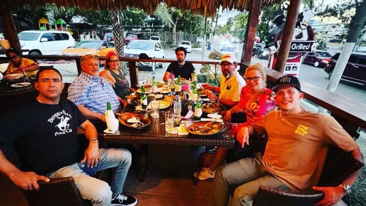 Grupo de clientes compartiendo en un restaurante durante un tour