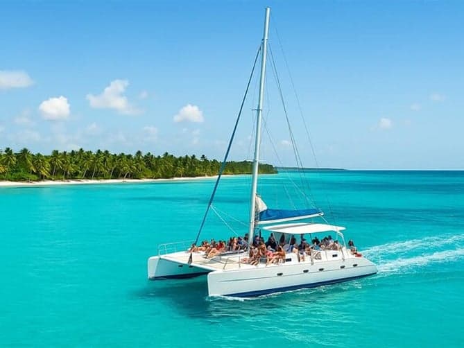 Isla Saona, Excursión en catamarán